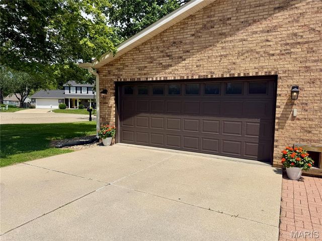 404 Hunters Glen, Belleville, IL 62220