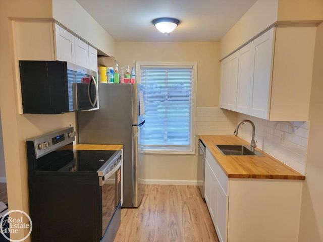 17118 Kingsbrooke Drive, Clinton Twp, MI 48038