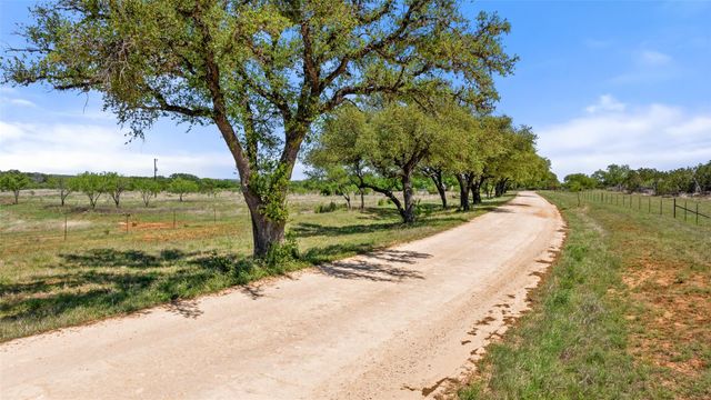 945 Gipson Rd, Johnson City, TX 78636