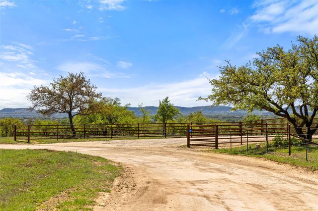 945 Gipson Rd, Johnson City, TX 78636