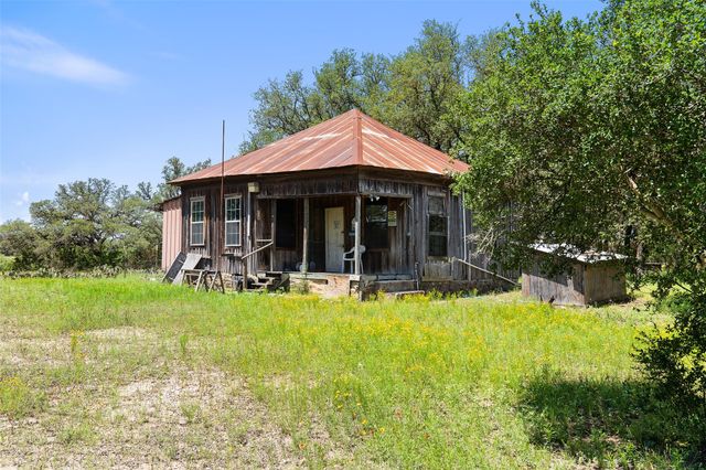 945 Gipson Rd, Johnson City, TX 78636