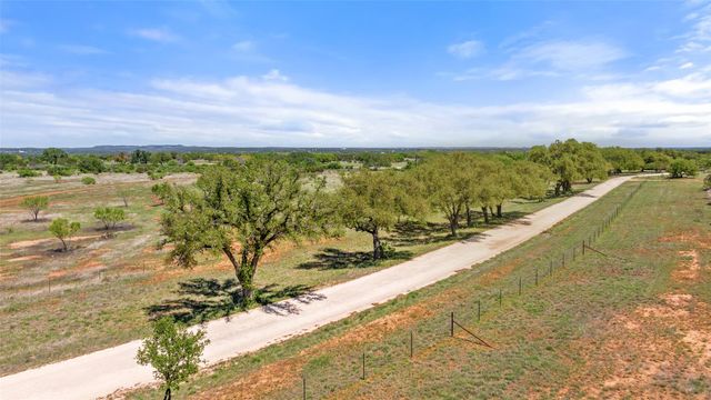 945 Gipson Rd, Johnson City, TX 78636