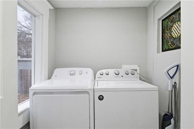 7 E Ottawa Street, Paola, KS 66071