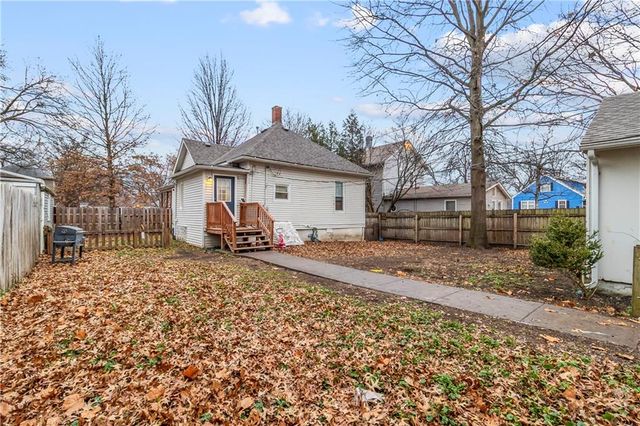 7 E Ottawa Street, Paola, KS 66071