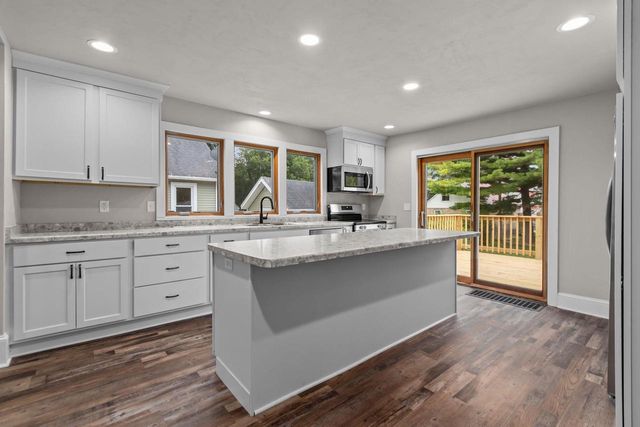 755 OAK STREET, Oshkosh, WI 54901