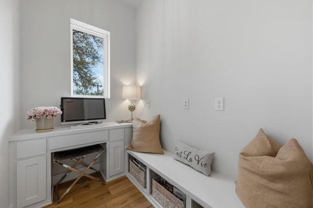 501 Alva DR, Briarcliff, TX 78669