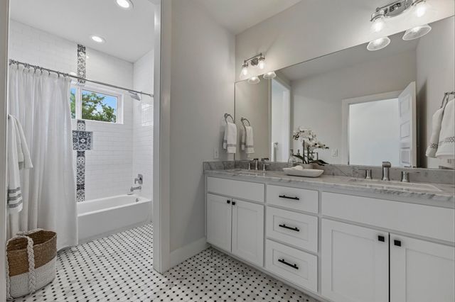 501 Alva DR, Briarcliff, TX 78669