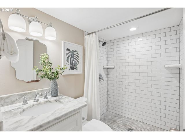6804 Ne Davis St, Portland, OR 97213