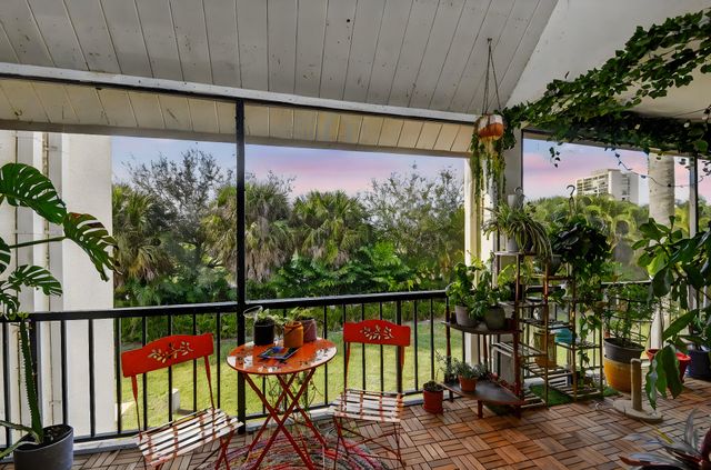 1801 Presidential Way D204, West Palm Beach, FL 33401
