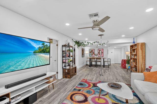 1801 Presidential Way D204, West Palm Beach, FL 33401