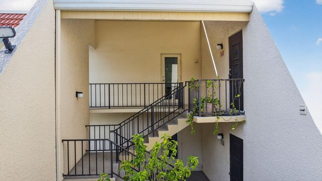 1801 Presidential Way D204, West Palm Beach, FL 33401