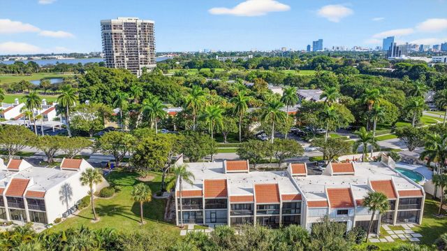 1801 Presidential Way D204, West Palm Beach, FL 33401