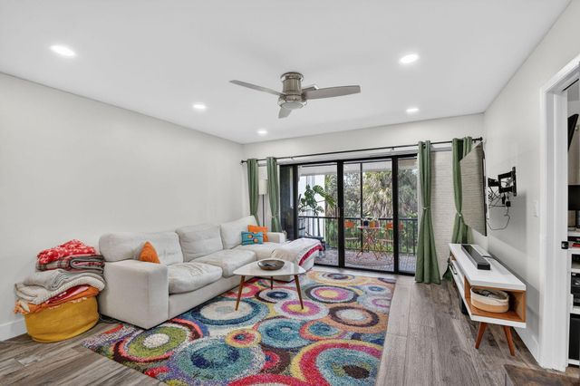 1801 Presidential Way D204, West Palm Beach, FL 33401