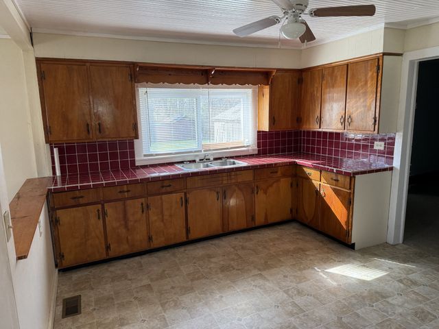 21625 Seminary St, Hollow Rock, TN 38342