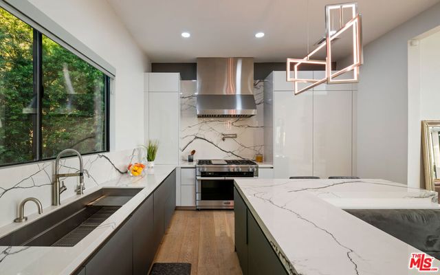 2001 Sunset Plaza Drive, Los Angeles, CA 90069