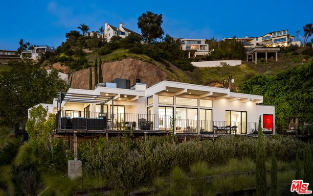 2001 Sunset Plaza Drive, Los Angeles, CA 90069