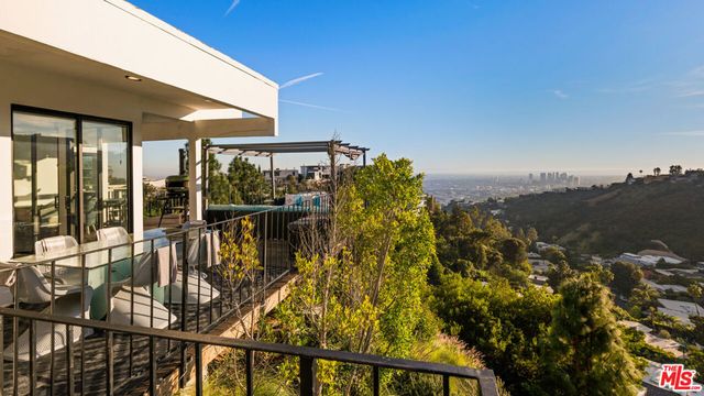 2001 Sunset Plaza Drive, Los Angeles, CA 90069