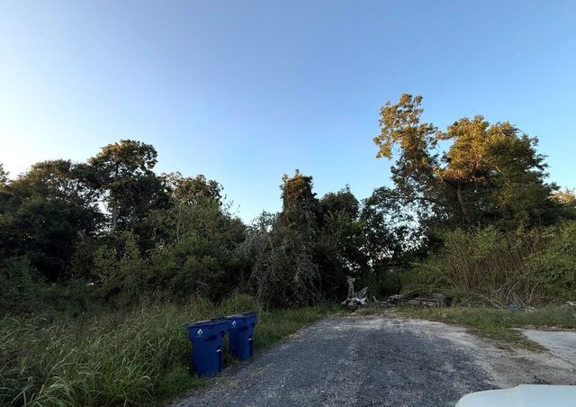 119 Thelma Ln, Texas City, TX 77493