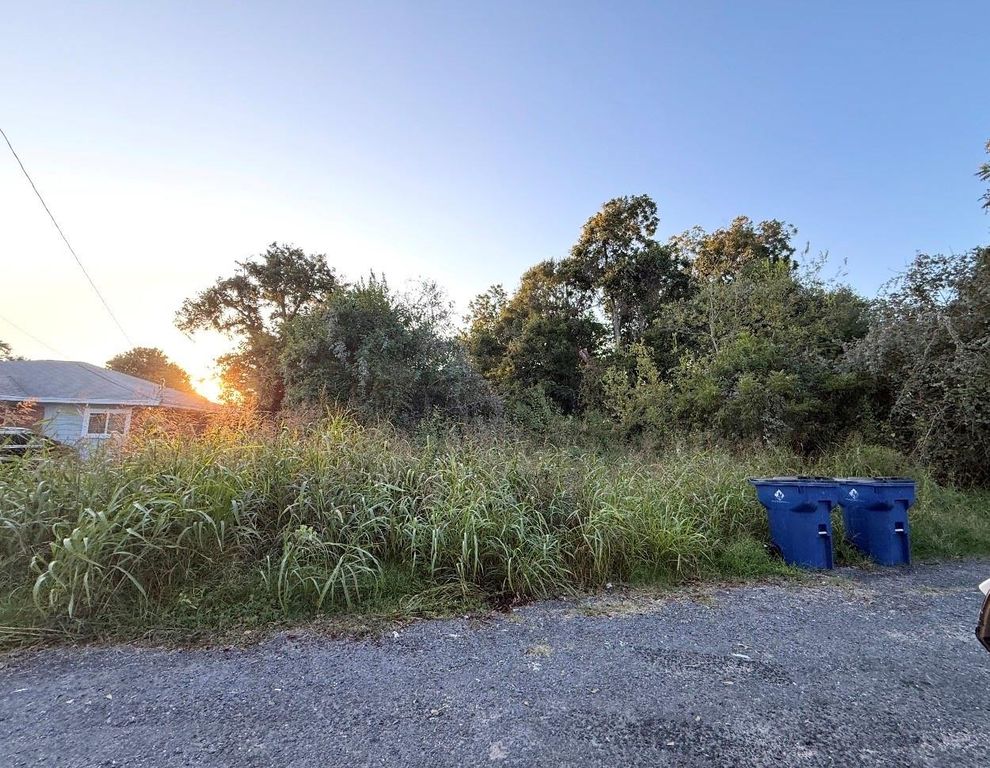 119 Thelma Ln, Texas City, TX 77493