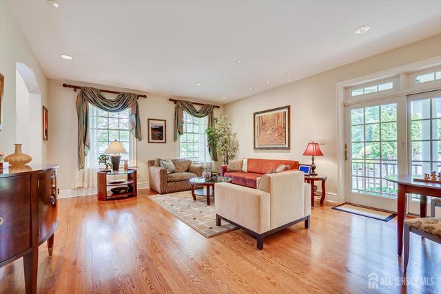 4 Edgewood Road, Edison, NJ 08820