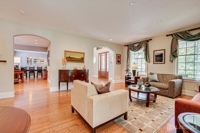 4 Edgewood Road, Edison, NJ 08820