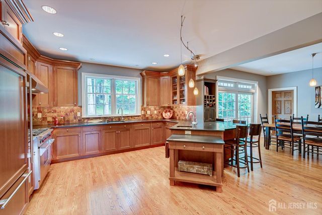 4 Edgewood Road, Edison, NJ 08820