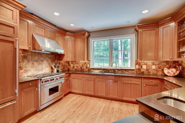 4 Edgewood Road, Edison, NJ 08820
