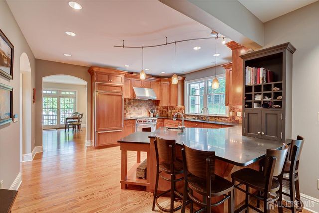 4 Edgewood Road, Edison, NJ 08820