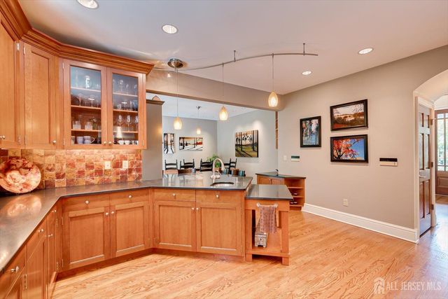 4 Edgewood Road, Edison, NJ 08820