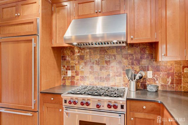 4 Edgewood Road, Edison, NJ 08820