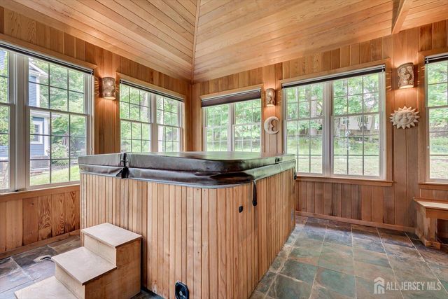 4 Edgewood Road, Edison, NJ 08820