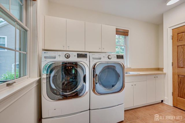 4 Edgewood Road, Edison, NJ 08820