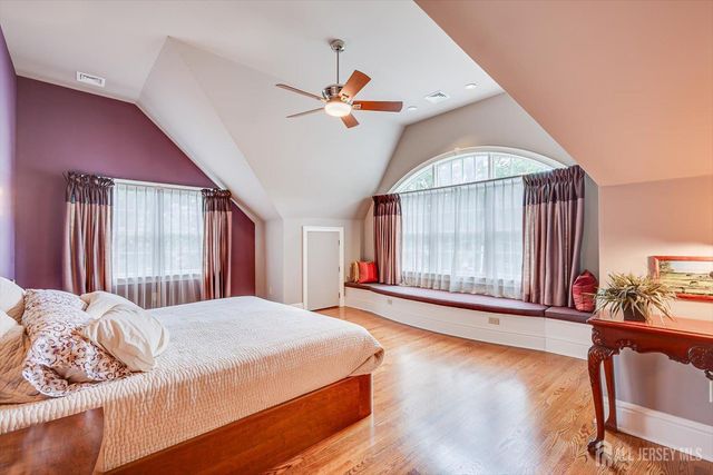 4 Edgewood Road, Edison, NJ 08820