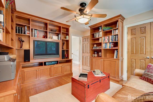 4 Edgewood Road, Edison, NJ 08820