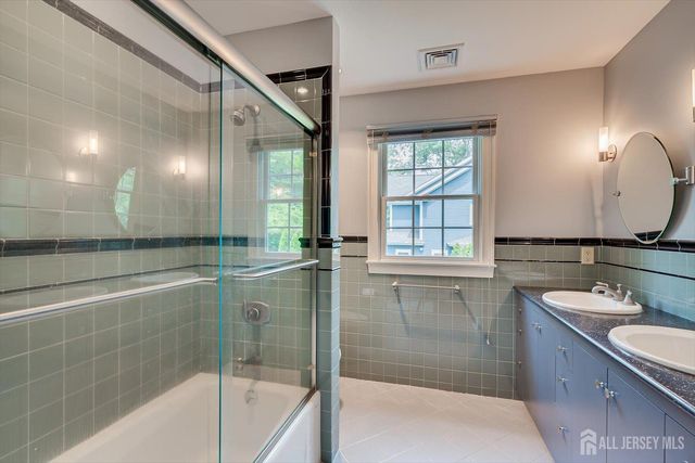 4 Edgewood Road, Edison, NJ 08820