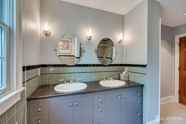 4 Edgewood Road, Edison, NJ 08820