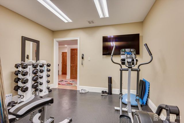 4 Edgewood Road, Edison, NJ 08820