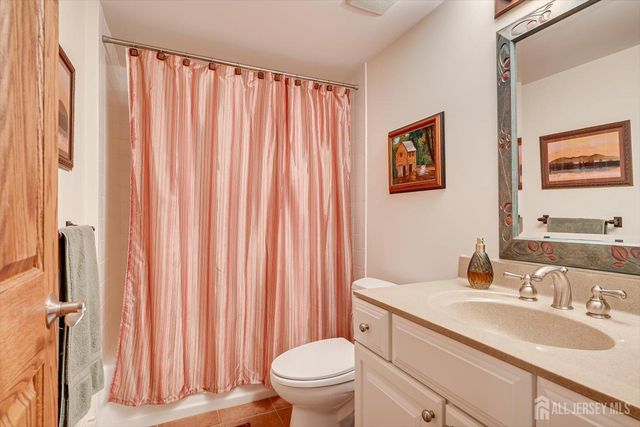 4 Edgewood Road, Edison, NJ 08820