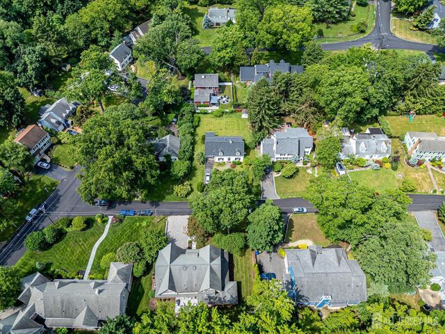 4 Edgewood Road, Edison, NJ 08820