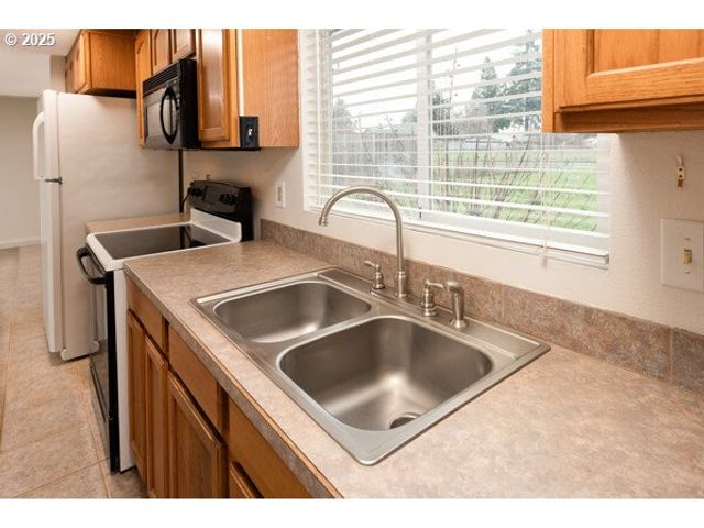 1750 TANEY St, Eugene, OR 97402