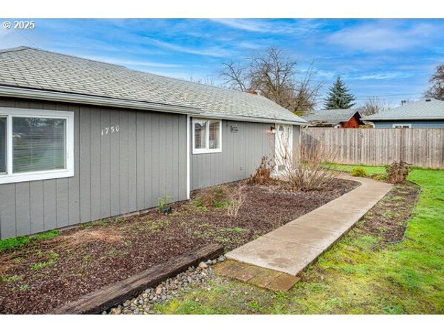 1750 TANEY St, Eugene, OR 97402