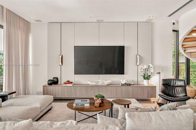 401 E Rivo Alto Dr, Miami Beach, FL 33139