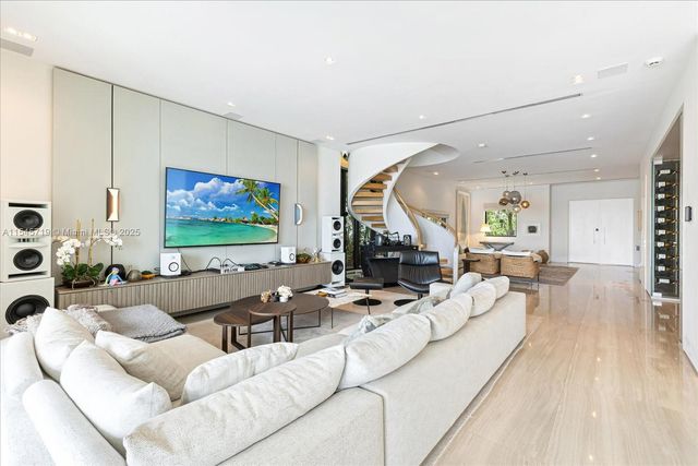 401 E Rivo Alto Dr, Miami Beach, FL 33139