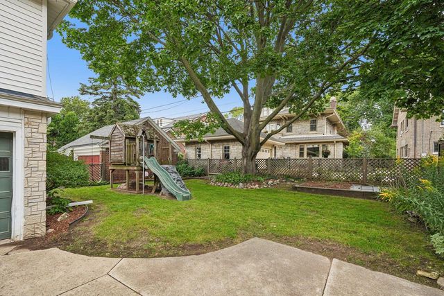 3424 N Summit AVENUE, Milwaukee, WI 53211