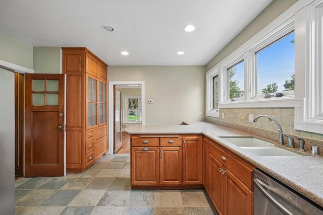 3424 N Summit AVENUE, Milwaukee, WI 53211