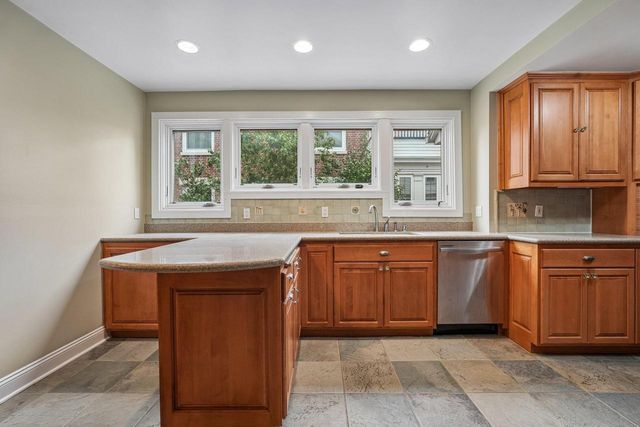 3424 N Summit AVENUE, Milwaukee, WI 53211