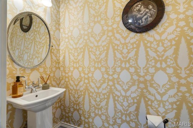 8027 Teasdale Avenue, University City, MO 63130