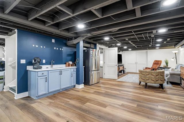 8027 Teasdale Avenue, University City, MO 63130