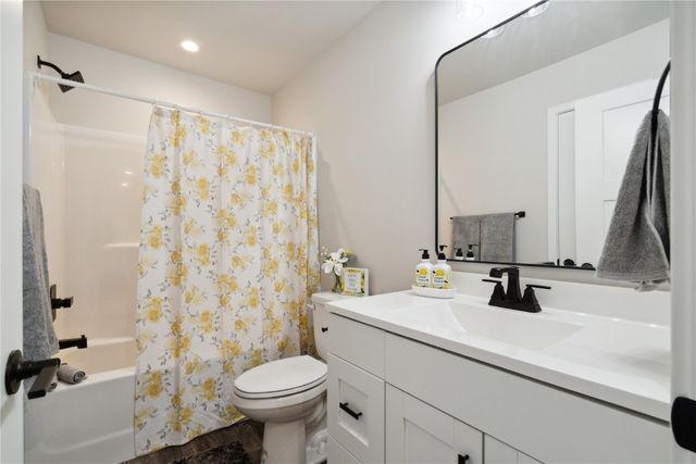 802 Mont Clair, Solon, IA 52333