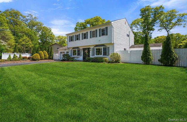8 Russet Lane, Lake Grove, NY 11755